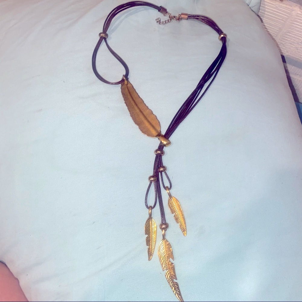 Gold feathers on casual necklace UNISEX​
